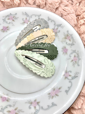 Embossed scalloped snap clips
